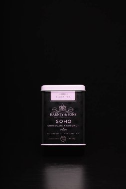 Prag, Çek Cumhuriyeti - 24 Ocak 2021: Siyah arka planda Soho Tea ile birlikte Harney & Sons 'ın bir metal çay kutusu. Harney & Sons 1983 yılında Salisbury, Connecticut' ta kurulan bir Amerikan çay şirketidir..