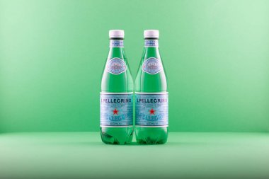 Prag, Çek Cumhuriyeti - 17 Ocak 2021: 2 şişe S.Pellegrino. Bu en iyi maden suyu köpüğüdür. En iyi şeflerin tercih ettiği İtalyan suyu hakkında daha fazla bilgi edinin..