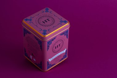 Prag, Çek Cumhuriyeti - 23 Şubat 2021: Mor arkaplanlı Harney ve Oğulları 'nın metal çay kutusu. Harney ve Oğulları 1983 yılında Salisbury, Connecticut' ta kurulan bir Amerikan çay şirketidir..