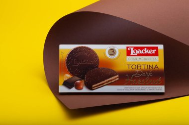 Prag, Çek Cumhuriyeti - 10 Mart 2021: TORTINA LOACKER Napolitaner Wafers. Loacker Güney Tyrol merkezli bir İtalyan şirketidir. 1925 'te kuruldu..