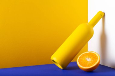 Mavi masada sarı şişe ve turuncu. Yaz konsepti.