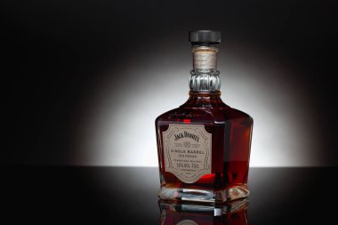 Prag, Çek Cumhuriyeti - 20 Mayıs 2021: siyah cam masa Jack Daniels Tennessee Whiskey. Tennessee viskisinin bir markası ve dünyanın en çok satan Amerikan viskisi..