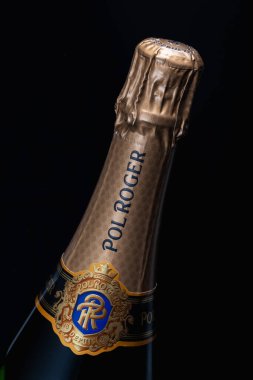 Prag, Çek Cumhuriyeti - 10 Ocak 2021: Siyah arka planda şişe Pol Roger şampanya detayı. Pol Roger, Şampanya Bölgesi 'ndeki Epernay kasabasında bulunan bir şampanya üreticisi.