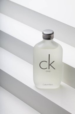 Prag, Çek Cumhuriyeti - 24 Ocak 2021: Beyaz merdivenlerde bir şişe CK One Eau De Toilette Calvin Klein. Ürün Fotoğrafçılığı.
