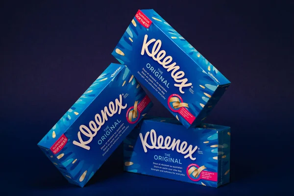 Praga República Checa Março 2021 Caixas Tecidos Kleenex Fundo Azul — Fotografia de Stock