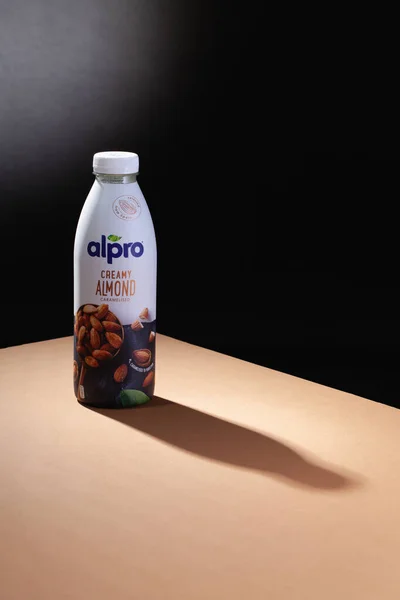 捷克共和国布拉格 2021年3月22日 杏仁饮料和褐色桌子上的阴影 Alpro是一家销售有机和非有机 非转基因 植物产品的欧洲公司 — 图库照片
