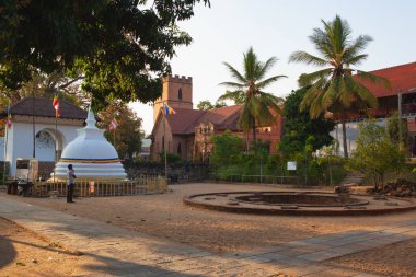 Kandy, Sri Lanka - 21 Ocak 2019: Kutsal Diş Anıtı Tapınağı. Kandy 'deki Diş Tapınağı Sri Lanka' nın en popüler kültürel manzaralarından biridir ve Buda 'ya ait bir dişin evidir..