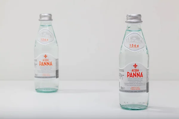 2021年4月12日 捷克共和国布拉格 两瓶在白色背景上仍很健康的阿斯巴甜矿泉水 阿斯巴甜是意大利的瓶装水品牌 也是世界上最大的瓶装水品牌之一 — 图库照片