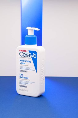Prag, Çek Cumhuriyeti - 22 Mart 2021: Cerave Günlük Nemlendirici Losyon mavi masada. Derinin sulanmasına ve doğal bariyerini onarmasına yardımcı olan hafif, yağsız bir nemlendiricidir..