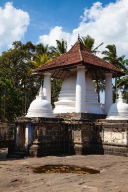 Gadaladenyia Vihara, Pilimathalawa, Kandy, Sri Lanka 'da bulunan eski bir Budist tapınağıdır. Gadaladeniya kayalık bir çıkıntının üzerinde yer almaktadır..