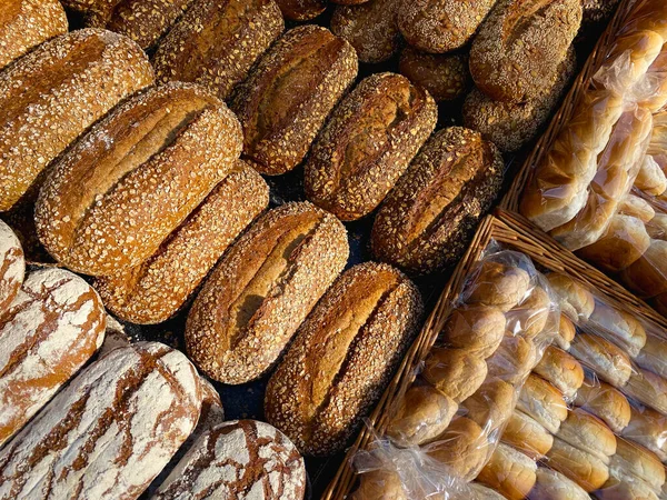 オランダのユトレヒトで市場に出回っているパン屋さんの種類 — ストック写真