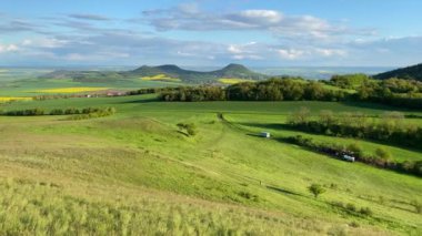 Merkez Bohemian Dağları 'ndaki tepede. Çek Cumhuriyeti' nin kuzey Bohemya bölgesinde yer alan bir dağ silsilesi. Kuzeydoğudaki Ceska Lipa 'dan Louny' a kadar uzanan menzil yaklaşık 80 km uzunluğunda.