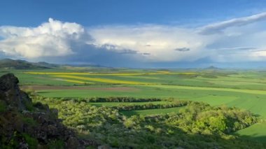 Merkez Bohemya Dağları 'ndaki yağmurdan sonra, Çek Cumhuriyeti' nin Bohemya eyaletinin kuzeyinde yer alan bir sıradağdır. Kuzeydoğudaki Ceska Lipa 'dan Louny' ye kadar uzanan aralık yaklaşık 80 km uzunluğundadır.