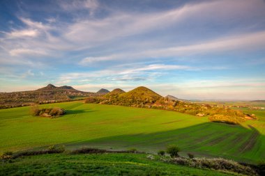 Merkez Bohemya Dağları 'nda bahar sabahı. Çek Cumhuriyeti' nin kuzey Bohemya bölgesinde bir sıradağdır. Kuzeydoğudaki Ceska Lipa 'dan Louny' ye kadar uzanan mesafe yaklaşık 80 km uzunluğunda.
