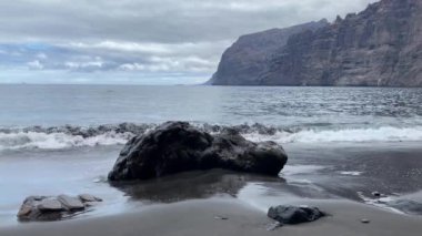 Los Gigantes, Santiago del Teide, Tenerife, İspanya 'nın yanındaki sahilde. Ana özelliği, denizden 500-800 metre yüksekliğe yükselen dev kaya oluşumlarıdır.