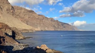 Punta de Teno 'nun dramatik sahillerinde Tenerife Kanarya Adası' nda Buenavista del Norte belediyesinde yer almaktadır.. 