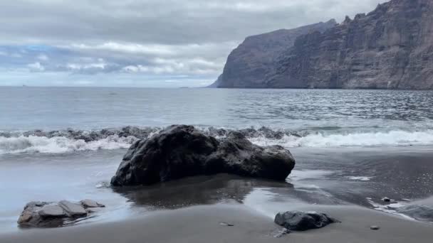 Het Strand Naast Los Gigantes Santiago Del Teide Tenerife Spanje — Stockvideo