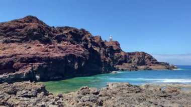 Punta de Teno Deniz Feneri 'nin dramatik sahilinde. Tenerife Kanarya Adası 'nın Buenavista del Norte ilçesine bağlı bir beldedir.