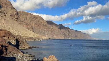 Punta de Teno 'nun dramatik sahillerinde. Tenerife Kanarya Adası 'nın Buenavista del Norte ilçesine bağlı bir beldedir.