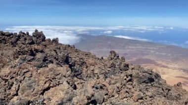 Teide Dağı 'ndan görüntü. İspanya 'nın Kanarya Adaları' ndaki Tenerife üzerinde bir volkandır. Zirvesi İspanya 'nın en yüksek noktası ve Atlantik adalarındaki deniz seviyesinin en yüksek noktasıdır.
