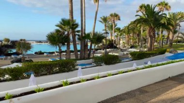 Puerto de la Cruz-Tenerife: 14 Haziran 2021: Gezinti alanında akşam. Puerto de la Cruz, Tenerife 'nin kuzey kıyısında, Spains Kanarya Adaları' nın en büyük şehri..