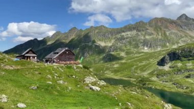 Styria, Avusturya - 6. 2020: Styrian Tauern - Avusturya 'da Giglachsee Gölü kıyısında restoranı olan eski ahır. Koronavirüs salgınından sonra turistsiz bir yer.. 