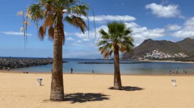 Santa Cruz de Tenerife-Tenerife: 17 Haziran 2021: Playa de Las Teresitas, İspanya 'nın başkenti Santa Cruz de Tenerife' de yer alan bir plajdır.