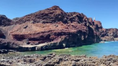 Punta de Teno Deniz Feneri 'nin dramatik sahilinde. Tenerife Kanarya Adası 'nın Buenavista del Norte ilçesine bağlı bir beldedir.