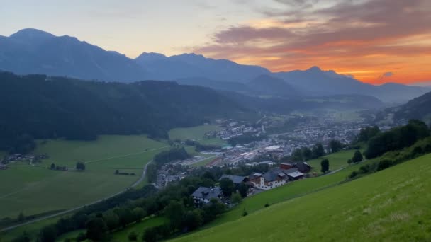 Dachstein Berg Och Schladming Stad Vid Soluppgången Synpunkter Från Rohrmoos — Stockvideo