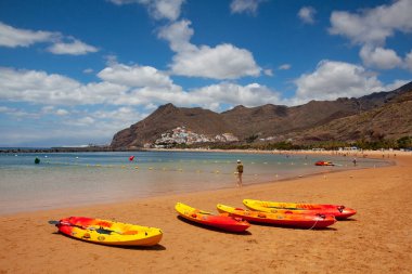 Santa Cruz de Tenerife - Tenerife: 17 Haziran 2021: Playa de Las Teresitas 'ta, İspanya' nın Santa Cruz de Tenerife kasabasının kuzeyinde yer alan yapay, beyaz bir kumsaldır.
