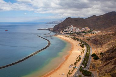 Playa de Teresitas 'ın yakınındaki iskelede. Santa Cruz de Tenerife, İspanya 'nın San Andrs kasabasının kuzeyinde yer alan yapay, beyaz bir kumsaldır.