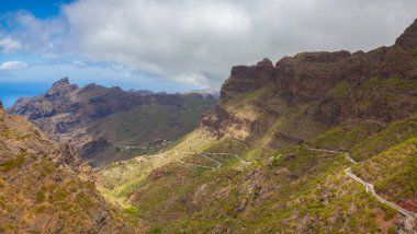 Korkutucu Sürüş. Masca Vadisi, Tenerife, İspanya 'nın göz alıcı manzarası. Masca, Tenerife Adası 'nda deniz seviyesinden 600 metre yukarıda küçük bir köy..