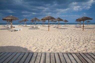 farklı şemsiye ve şezlonglar tavira haritasında boş sahilde