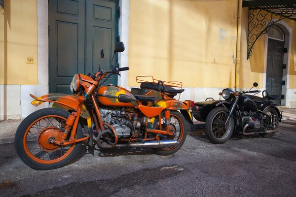 Два історичних мотоцикла з боковиною на вулиці — стокове фото