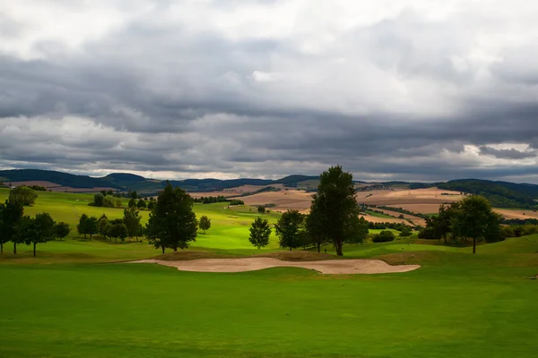 Campo de golfe vazio após a chuva — Fotografia de Stock