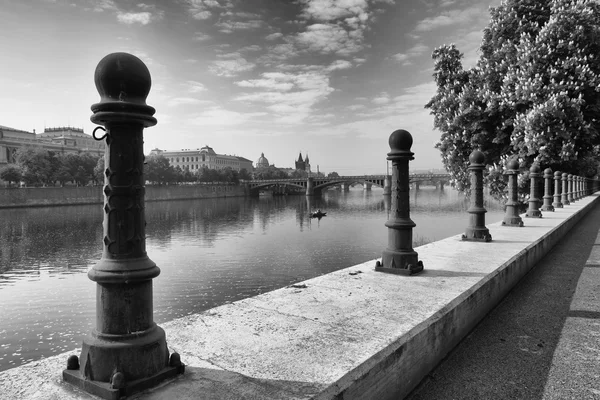 Vista da Cidade Velha em Praga a partir da margem do rio Vltava — Fotografia de Stock