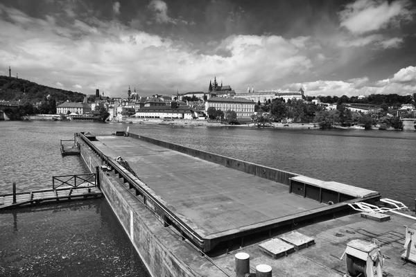 Visa på våren gotiska Pragborgen och stor bogserbåt, tjeckiska r — Stockfoto