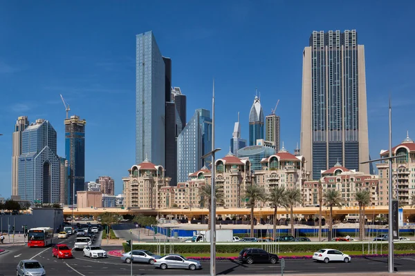 Typiska moderna skyskrapor och hus i Dubai City i solig dag — Stockfoto