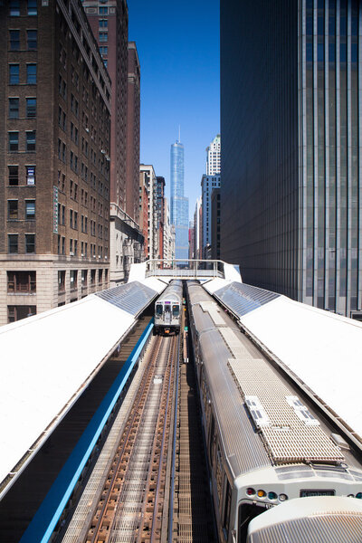 CHICAGO,USA-JULY 11,2013: Famous elevated overhead commuter train in Chicago.