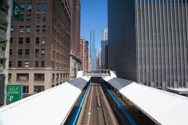 ünlü yükseltilmiş havai banliyö treni