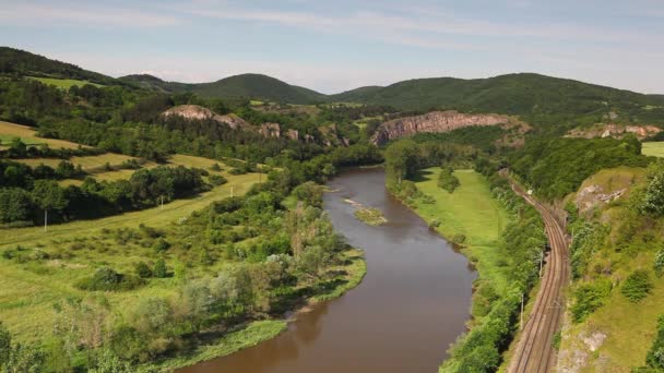 Vista dalla collina nella valle sul fiume — Video Stock