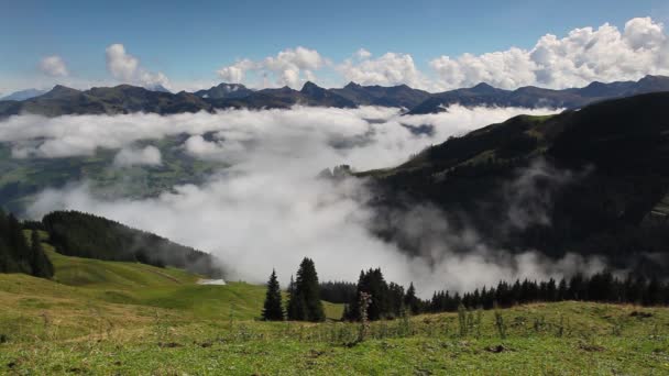 Grote weergave in hoge bergen Alpen, Oostenrijk — Stockvideo