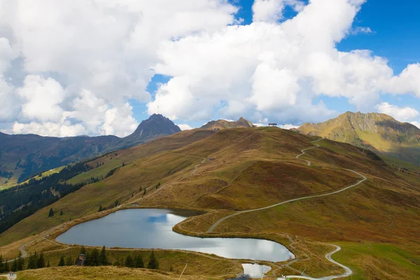 Estrada de montanha em paisagem de outono em Tirol Alps — Fotografia de Stock