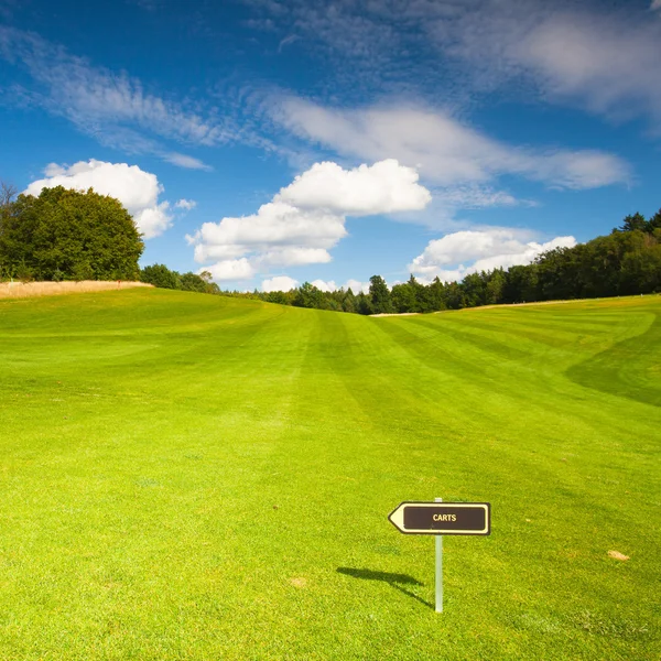 Fairway vacío del golf en día soleado —  Fotos de Stock