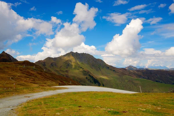 Steile weg in de bergen van tirol, Oostenrijk - hdr-afbeelding — Stockfoto