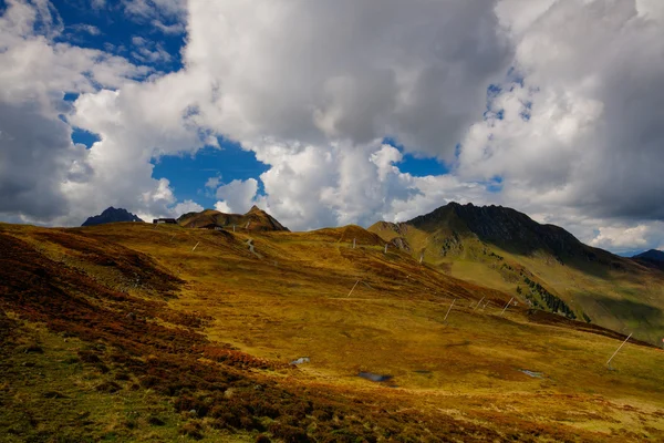 Pusty strome sloupe w jesieni, tirol, austria - hdr obrazu — Zdjęcie stockowe