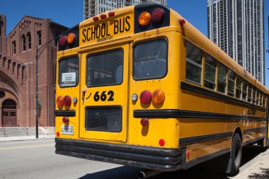 Tipik Amerikan sarı okul otobüsü