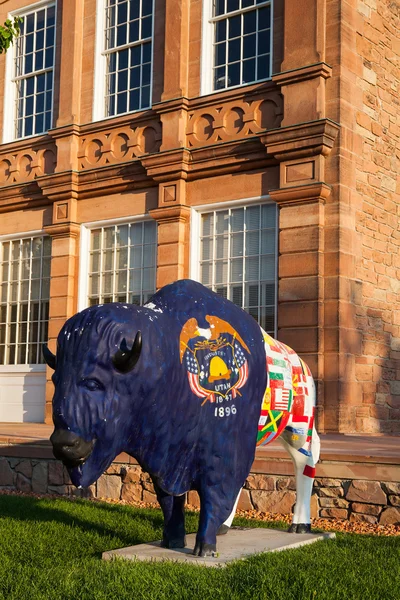 Estatua pintada de Búfalo frente a la Sala del Consejo — Foto de Stock