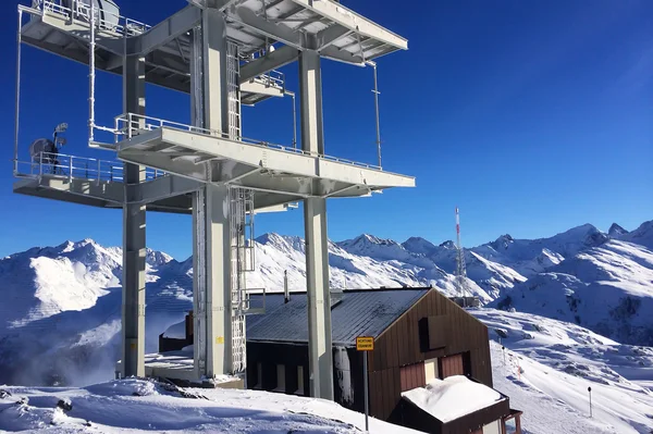 Torre de antena de comunicación en las altas montañas —  Fotos de Stock