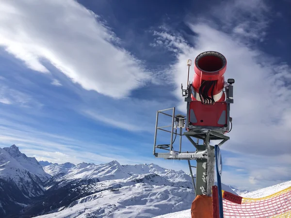 Moderne red sneeuw kanon in zonnige dag — Stockfoto